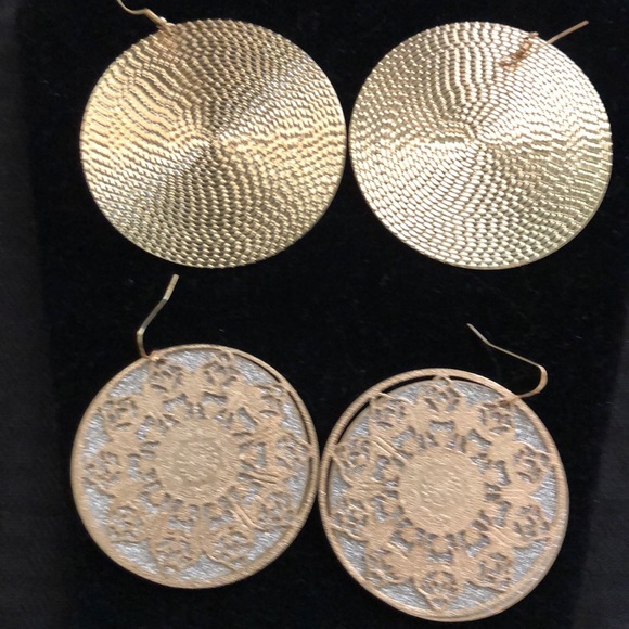 Set of oversized earrings in gold tone. - Picture 8 of 8